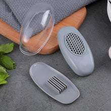 Laden Sie das Bild in den Galerie-Viewer, Handgepresster Knoblauchschneider