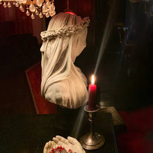 Laden Sie das Bild in den Galerie-Viewer, Verschleierte Dame - Gotische Skulptur