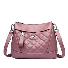 Laden Sie das Bild in den Galerie-Viewer, Rhomboid Tasche aus gekörntem Leder