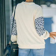 Laden Sie das Bild in den Galerie-Viewer, Langarm-Sweatshirt mit Rundhalsausschnitt und Leopardenmuster