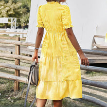 Laden Sie das Bild in den Galerie-Viewer, Gestreiftes Kleid mit V-Ausschnitt