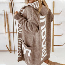 Laden Sie das Bild in den Galerie-Viewer, Damen Lockere lange Strickjacke mit Buchstabendruck