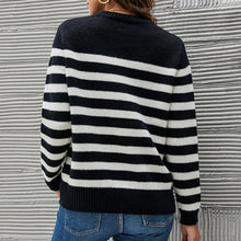 Laden Sie das Bild in den Galerie-Viewer, Gestreifter Pullover mit Rundhalsausschnitt