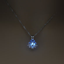 Laden Sie das Bild in den Galerie-Viewer, Leuchtende Lotusblume Halskette