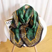 Laden Sie das Bild in den Galerie-Viewer, Stylischer Schal mit Leopardenmuster