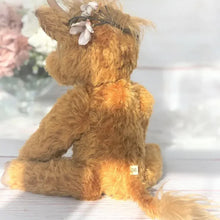 Laden Sie das Bild in den Galerie-Viewer, Simulation Schottische Hochlandkuh Plüschpuppe