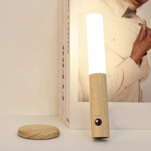 Laden Sie das Bild in den Galerie-Viewer, 360° drehbare LED-Wandleuchte aus Holz