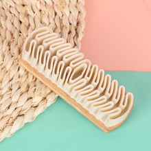 Laden Sie das Bild in den Galerie-Viewer, Schuhbürste aus weichem Gummi mit Holzgriff