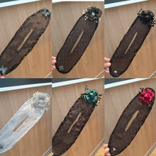 Laden Sie das Bild in den Galerie-Viewer, Handbesticktes Blumenbrötchen