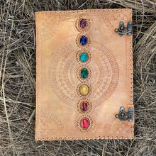 Laden Sie das Bild in den Galerie-Viewer, Paranormales Notizbuch mit 7 Chakra-Edelsteinen