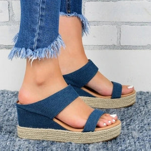 Rutschfeste Damensandalen mit dicker Sohle