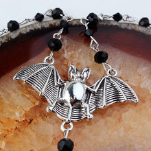 Laden Sie das Bild in den Galerie-Viewer, Fledermaus-Halskette mit Wassertropfen