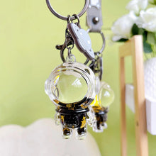 Laden Sie das Bild in den Galerie-Viewer, Kreativer Schwimmender Astronauten-Schlüsselanhänger