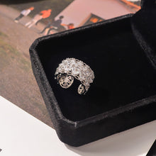 Laden Sie das Bild in den Galerie-Viewer, Glänzender durchbrochener Blumenring