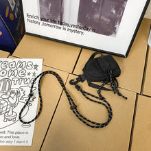 Laden Sie das Bild in den Galerie-Viewer, Stilvolle Minitasche mit Anhänger