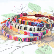 Laden Sie das Bild in den Galerie-Viewer, Geflochtenes Regenbogen-Armband