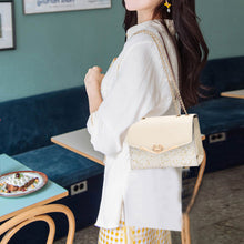 Laden Sie das Bild in den Galerie-Viewer, Stylische Umhängetasche mit Kette