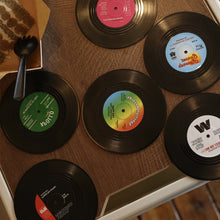 Laden Sie das Bild in den Galerie-Viewer, Schallplatten-Untersetzer mit Vintage-Spielerhalter