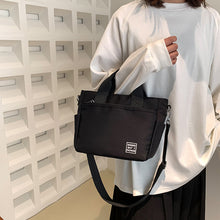 Laden Sie das Bild in den Galerie-Viewer, Leichte Schultertasche aus Nylon
