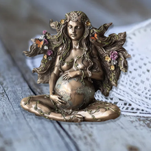 Laden Sie das Bild in den Galerie-Viewer, Schmetterling Mutter Erde Gaia Statue
