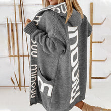 Laden Sie das Bild in den Galerie-Viewer, Damen Lockere lange Strickjacke mit Buchstabendruck