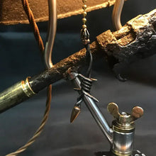 Laden Sie das Bild in den Galerie-Viewer, Kriegsrelikte Lampe