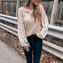 Laden Sie das Bild in den Galerie-Viewer, T-SHIRT MIT GEKREUZTEM LEOPARDDRUCK