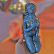 Laden Sie das Bild in den Galerie-Viewer, &quot;Göttin der Heilung&quot; Harzstatue