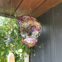 Laden Sie das Bild in den Galerie-Viewer, Metall-Windspiel 3D-Schädel-Ornament