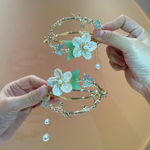 Laden Sie das Bild in den Galerie-Viewer, Schmetterlings-Haarnadel mit Blumenfransen