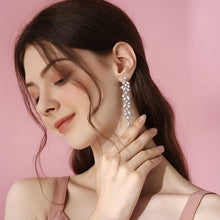 Laden Sie das Bild in den Galerie-Viewer, Kristall Blütenblatt Quastenohrringe