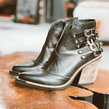 Laden Sie das Bild in den Galerie-Viewer, Damen Lederstiefel mit Gürtelschnalle