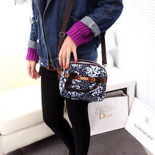 Laden Sie das Bild in den Galerie-Viewer, Schultertasche aus Nylon mit Blumendruck