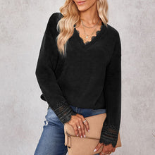 Laden Sie das Bild in den Galerie-Viewer, Strickpullover mit V-Ausschnitt aus Spitze