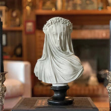 Laden Sie das Bild in den Galerie-Viewer, Verschleierte Dame - Gotische Skulptur