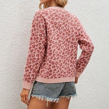 Laden Sie das Bild in den Galerie-Viewer, Rundhalspullover mit Leopardenmuster