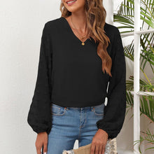 Laden Sie das Bild in den Galerie-Viewer, Langärmliges T-Shirt aus Chiffon mit V-Ausschnitt