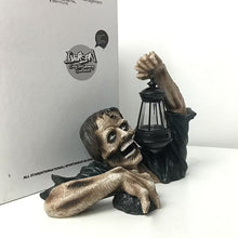 Laden Sie das Bild in den Galerie-Viewer, Halloween Zombie Ornament aus Harz