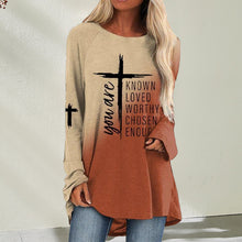 Laden Sie das Bild in den Galerie-Viewer, Langärmliges T-Shirt mit Kreuzbuchstabendruck