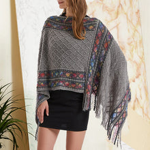 Laden Sie das Bild in den Galerie-Viewer, Pullover mit Fransen und Umhang