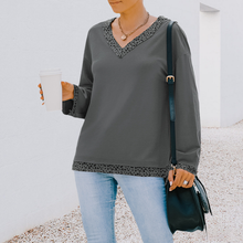 Laden Sie das Bild in den Galerie-Viewer, T-Shirt mit Leopardenmuster und V-Ausschnitt