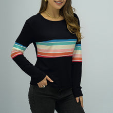 Laden Sie das Bild in den Galerie-Viewer, Langarm-T-Shirt mit Regenbogenstreifen und Rundhalsausschnitt