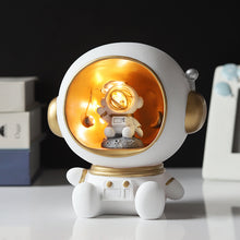 Laden Sie das Bild in den Galerie-Viewer, Astronaut Sparschwein aus Harzmaterial