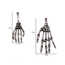 Laden Sie das Bild in den Galerie-Viewer, Asymmetrische Totenkopf-Hand-Ohrringe für Damen