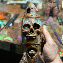 Laden Sie das Bild in den Galerie-Viewer, Die Totenkopfbombe - Kleiner Atomsprengkopf Dekor