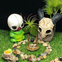 Laden Sie das Bild in den Galerie-Viewer, Halloween Totenkopf Insekt Dekoration