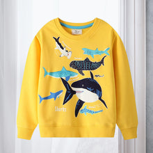 Laden Sie das Bild in den Galerie-Viewer, Rundhals-Sweatshirt mit leuchtenden Dinosauriern