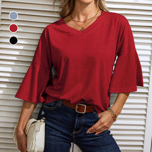 Schlichtes ausgestelltes T-Shirt mit V-Ausschnitt