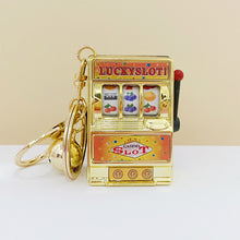Laden Sie das Bild in den Galerie-Viewer, Kreativer Mini-Spielautomat-Schlüsselanhänger