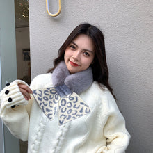 Laden Sie das Bild in den Galerie-Viewer, Süßer Warmer Plüschschal